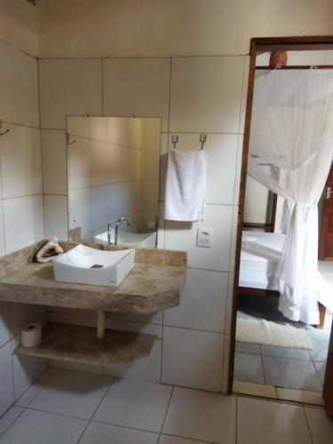 托兰克索Casa da Drica Trancoso的一间带水槽和镜子的浴室