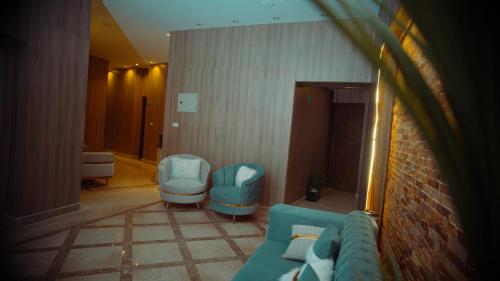 开罗Rotana Palace Suites的一间医院间,配有蓝色的椅子和沙发