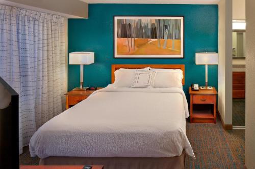 雅芳哈特福德雅芳原住客栈的一间卧室配有一张带蓝色墙壁的大床