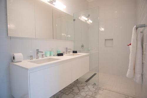 棕榈滩The Cove - Condo Hotel - Palm Beach Strip的白色的浴室设有水槽和镜子