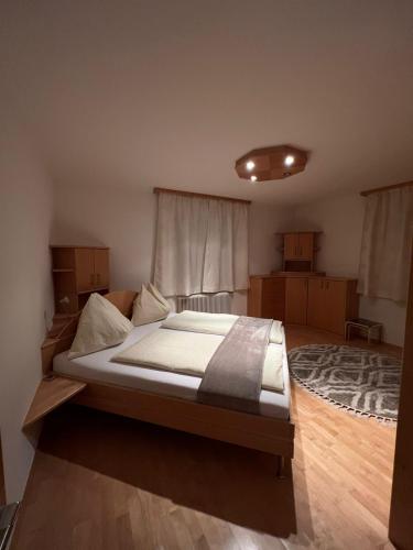比绍夫斯霍芬Ferienwohnungen Bischofshofen的一间卧室,卧室内配有一张大床