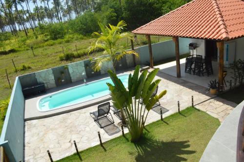 佩德拉斯港Vila Las Hermanas的一座房子旁的院子内的游泳池