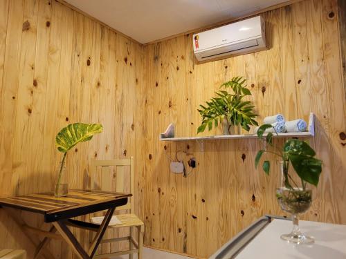 皮帕Casa de Dan的木墙和植物桌子的房间