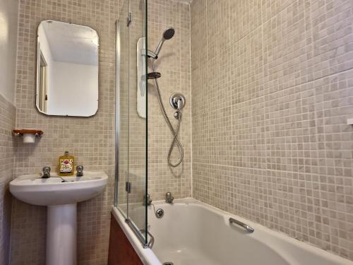 MiltonCosy 2 double bed property in Milton的带淋浴、盥洗盆和浴缸的浴室