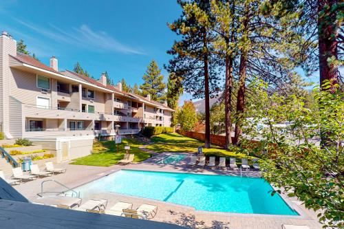 南太浩湖Lakeland Village South Lake Tahoe的一座游泳池,位于一座建筑旁的院子内