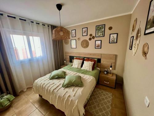 科斯塔德安提瓜Casilla Bubo的一间卧室配有一张带绿色床单的床和一扇窗户。