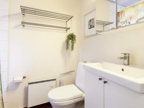 艾勒斯克宾Holiday home Ærøskøbing XI的白色的浴室设有卫生间和水槽。