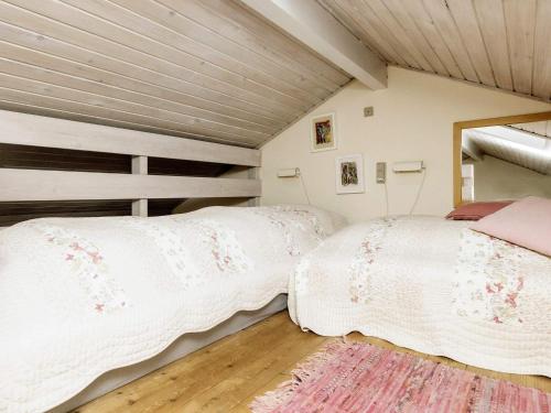 艾勒斯克宾Holiday home Ærøskøbing XI的配有木天花板的客房设有两张床。