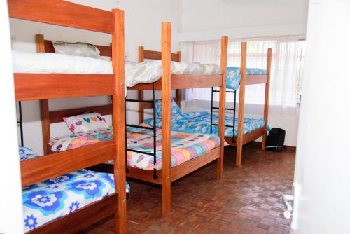 内罗毕Jabulani Nairobi Backpackers Hostel的客房内的一组双层床