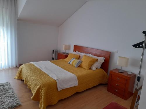 拉戈阿Azoresaccommodation的一间卧室配有一张带黄色毯子和枕头的床。