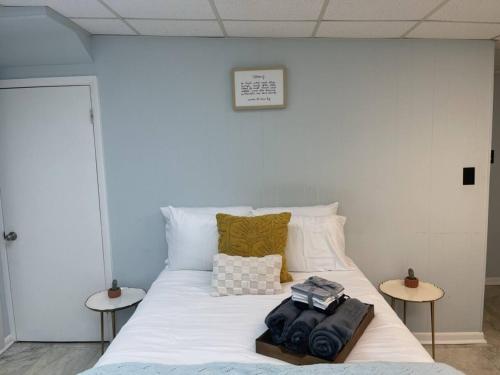 塔拉哈西1BR 1BA in Tallahassee Midtown close to FAMU, FSU and TMH的卧室配有白色的床和两张桌子