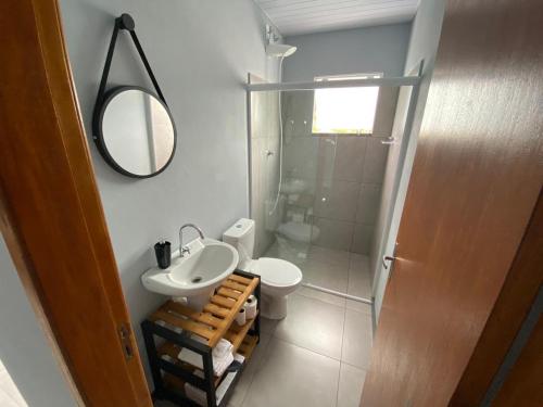 波梅罗迪Morada Pomerode 2的一间带水槽、卫生间和镜子的浴室