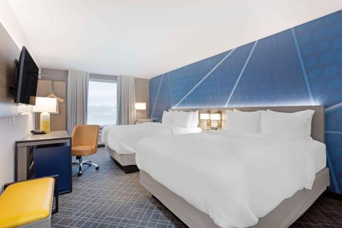 Mountain GroveComfort Inn & Suites US-60的酒店客房配有两张床和一张书桌