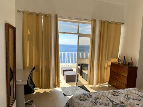 罗索ElDorado Guesthouse的一间卧室配有一张床,享有海景