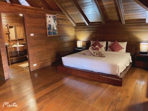 Ban Pa MuangLantana House的一间卧室配有一张床,浴室设有水槽
