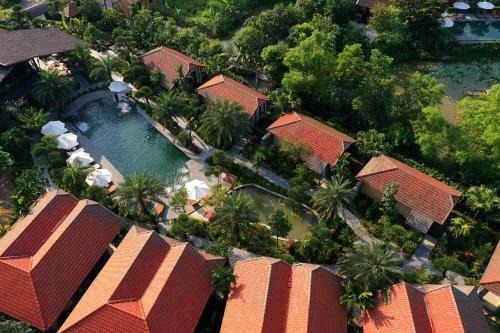 宁平Tam Coc Retreat Ninh Binh的享有带游泳池的度假村的空中景致