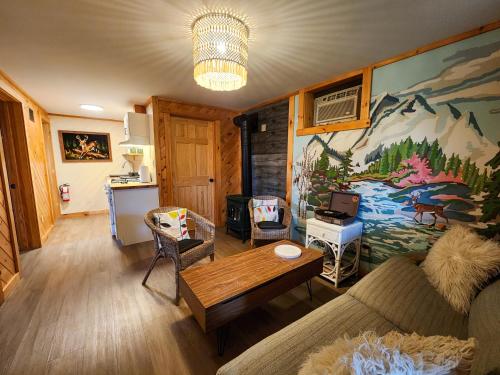 派恩希尔Belleayre Lodge的客厅配有沙发和桌子
