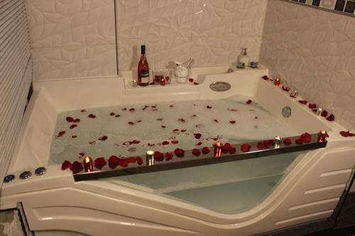 利马Hostal DRABA的装满红玫瑰和蜡烛的浴缸