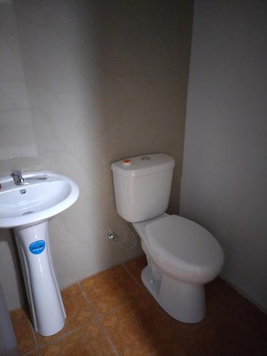 ArenillaCONAB的浴室配有白色卫生间和盥洗盆。