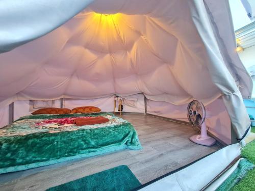Mon Jamมายด์โฮมสเตย์的帐篷内一间卧室,配有一张床