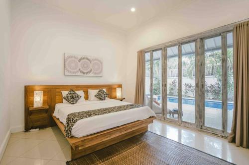 塞米亚克Villa Teman的一间卧室设有一张床和一个大窗户