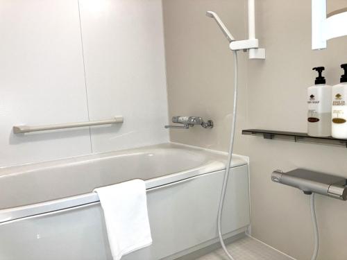 阿南Anan Daiichi Hotel - Vacation STAY 13421v的设有带浴缸和淋浴的浴室。