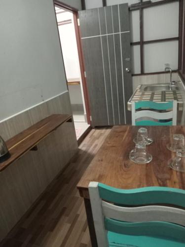 库德岛Chom Suan Farmstay的一间带桌子的用餐室和一间厨房