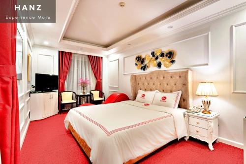 河内HANZ Kieu Anh Hotel的卧室配有一张白色大床和红地毯