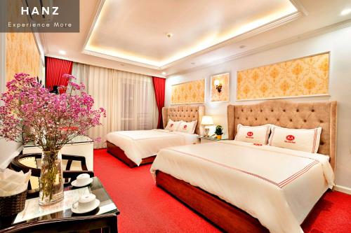 河内HANZ Kieu Anh Hotel的红地毯旅馆客房的两张床