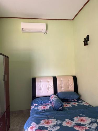 瓜拉丁加奴HIJRAH FLEKSI HOMESTAY的一间卧室配有一张带粉红色床头板的床