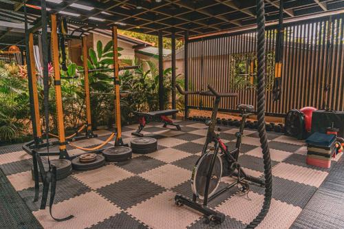 福尔图纳Luxury Villa and Bungalows的健身房位于检查楼层,提供自行车和健身器材