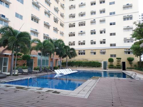 BiñanSerenity Suites: Your tranquil gateway!的大楼前的游泳池