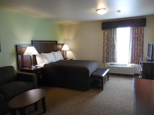 Aspen Suites Hotel Haines客房内的一张或多张床位