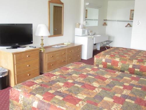 JackmanBishops Country Inn Motel的酒店客房,配有床和电视