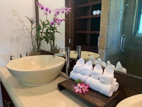 蓝赛特海滩Ban Laem Set - Beachfront Private Luxury Villa的浴室配有水槽、浴缸和毛巾