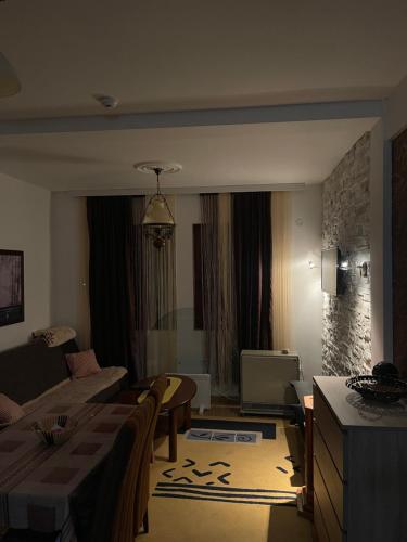 科帕奥尼克Ski apartman - Mujen classic的客厅配有沙发和桌子