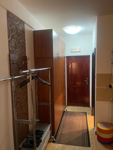 科帕奥尼克Ski apartman - Mujen classic的走廊上设有木门,楼梯通往房间
