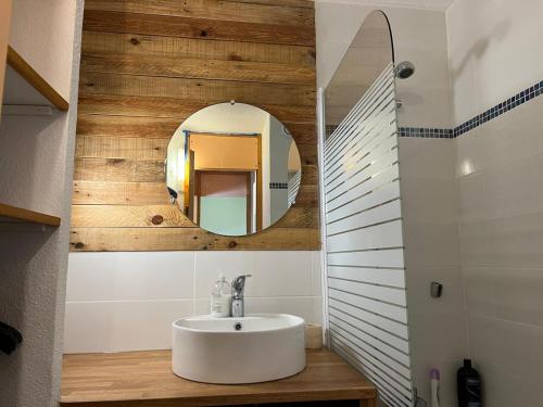 普拉涅贝勒科特Plagne Bellecote Apartments的一间带水槽和镜子的浴室