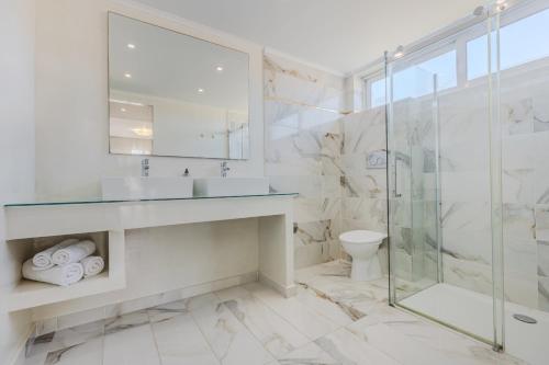 蒂锡利维Sunrise Zante - Adults Only Hotel的白色的浴室设有水槽和淋浴。
