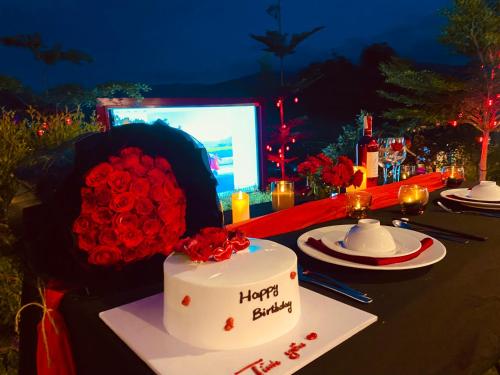 Tiên HaiNacasoo hill的一张桌子,桌子上放着一个快乐的生日蛋糕