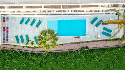 赫索尼索斯Azure Mare Hotel的享有带游泳池的大楼的顶部景致