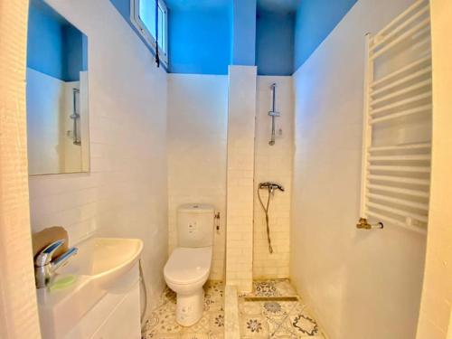 拉马萨S+1 au cœur de la Marsa plage的白色的浴室设有卫生间和水槽。