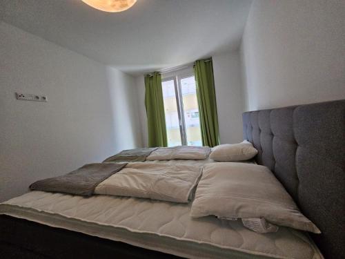 因斯布鲁克Stylish Apartment in Innsbruck + 1 parking spot的卧室内的一张床铺,设有大窗户