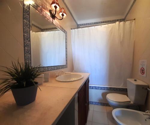 帕尔梅拉Villa Arrábida的浴室设有2个水槽、镜子和卫生间。
