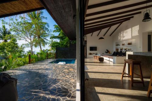 涛岛Lunar Villas Koh Tao - Luxury Private Pool Villas的享有带游泳池的外部景致