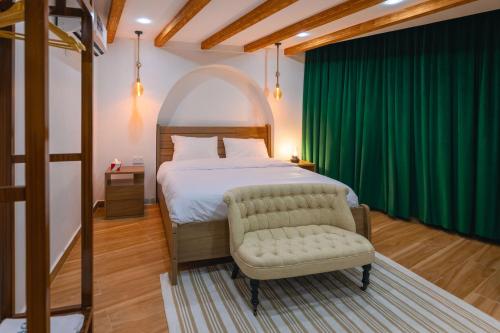 尼兹瓦House 76的一间卧室配有床和绿帘