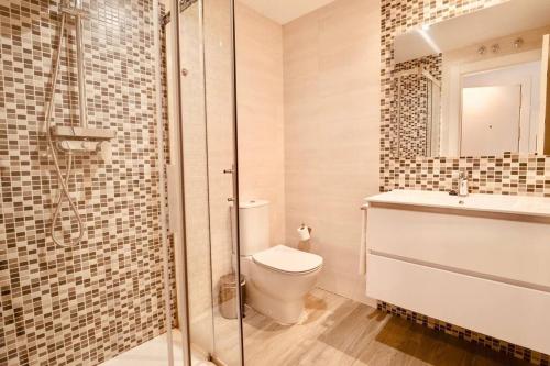 格拉纳达Torre de la Vela 1的浴室配有卫生间、盥洗盆和淋浴。