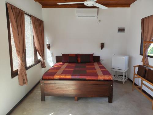 乌纳瓦图纳Arazo villa的一间设有床铺的卧室,位于带窗户的房间内