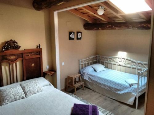 阿塞沃Casa Rural La Barquilla的一间卧室,配有两张床