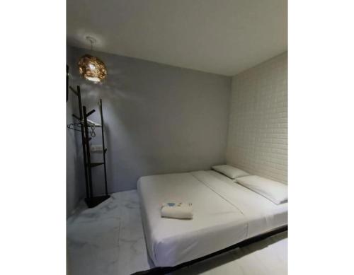 吉隆坡EXPRESS OYO HOTEL的小房间设有一张白色的床,上面有枕头